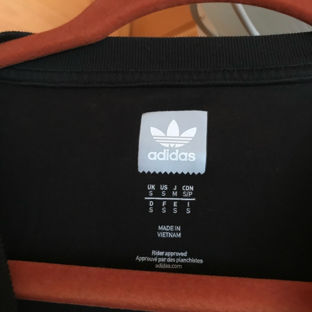 ❌SOLD❌ BLACK ADIDAS LOGO SPELL-OUT CLASSIC GRAPHIC TEE - Picture 3 of 4